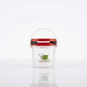 Stay Green újrafelhasználható csigacsapda a kertben elhelyezve.