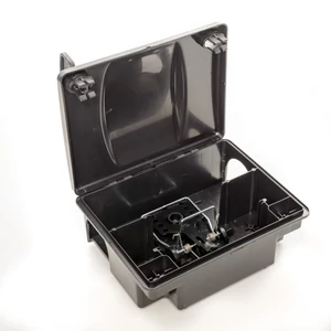 Szakszerűen elhelyezett nyaktilós csapda egy nyitott patkányláda belsejében, élesítésre előkészítve a biztonságos használat érdekében.