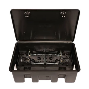 Nyitott professzionális biztonsági láda a két behelyezett, fém nyaktilós patkánycsapdával.