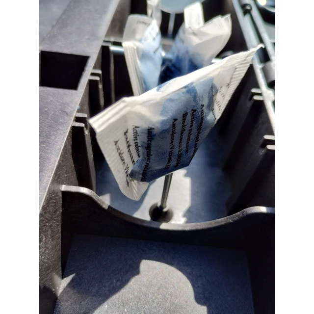 Fontos rögzíteni az etetőládában a Biotoll pépet