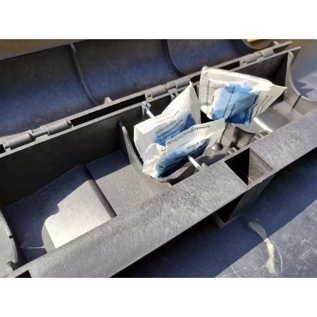 Biotoll pép nyársakon rögzítve