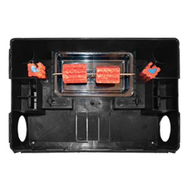 Multibaiter patkányirtó láda extrudált paraffinos blokkal feltöltve.