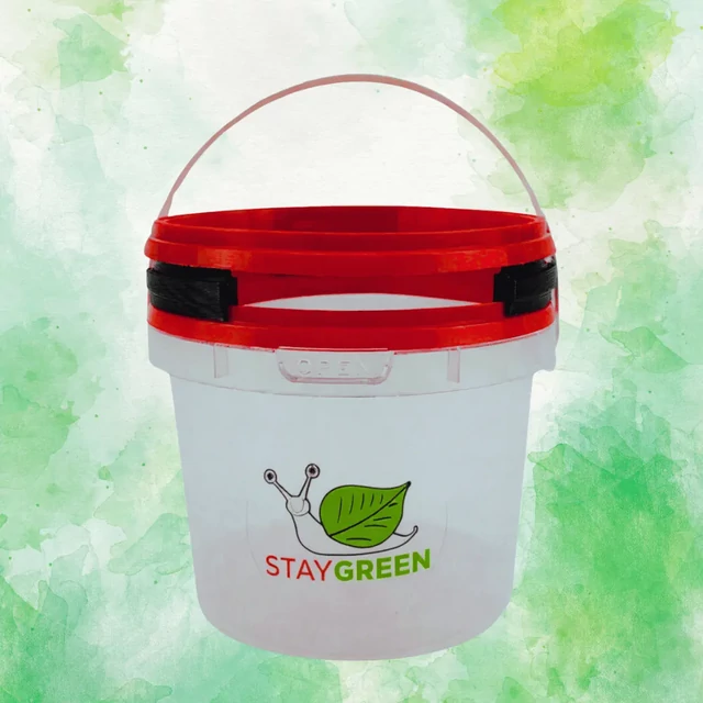 Stay Green újrafelhasználható csigacsapda a kertben elhelyezve.