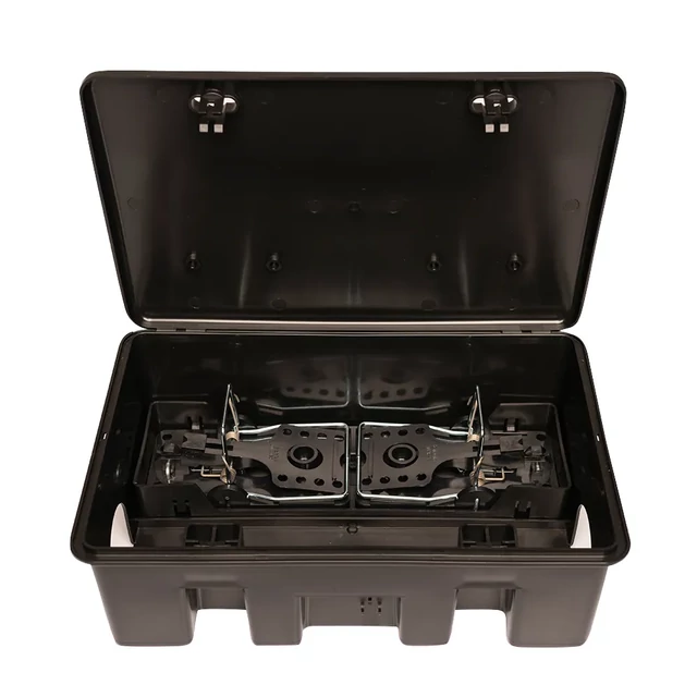 Nyitott professzionális biztonsági láda a két behelyezett, fém nyaktilós patkánycsapdával.